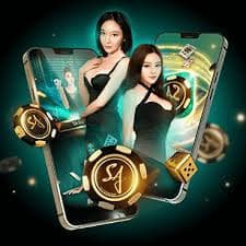 မြန်မာ ကစားသမားများ မိုဘိုင်းဖုန်းဖြင့် online slots ကစားနေသောမြင်ကွင်း